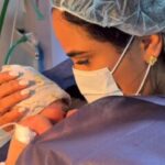 Martha Heredia carga por primera vez a su bebé tras dar a luz hace 9 días