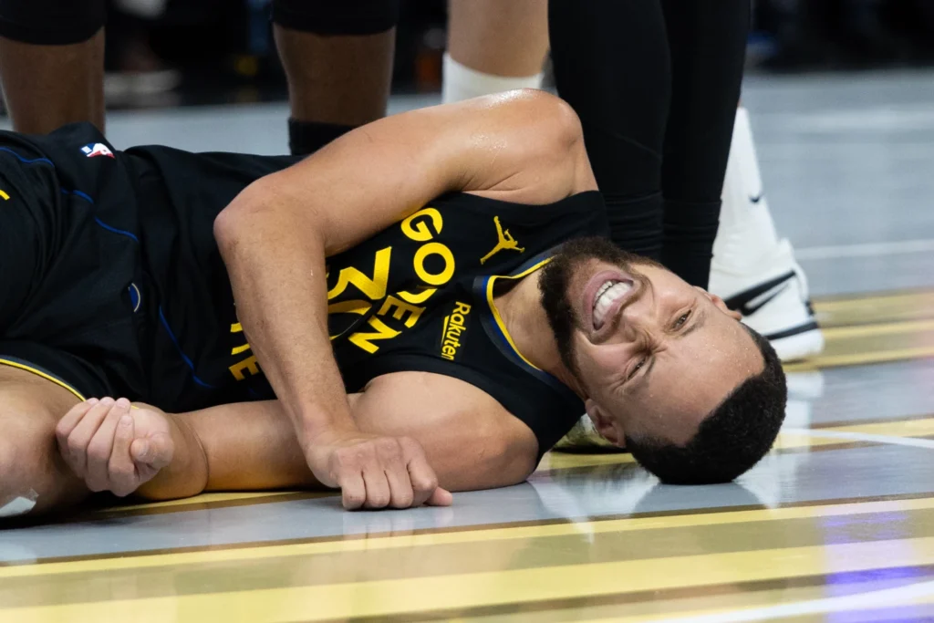 la-estrella-de-los-warriors-stephen-curry-estara-fuera-de-accion-al-menos-una-semana-por-una-lesion-en-el-cuadriceps