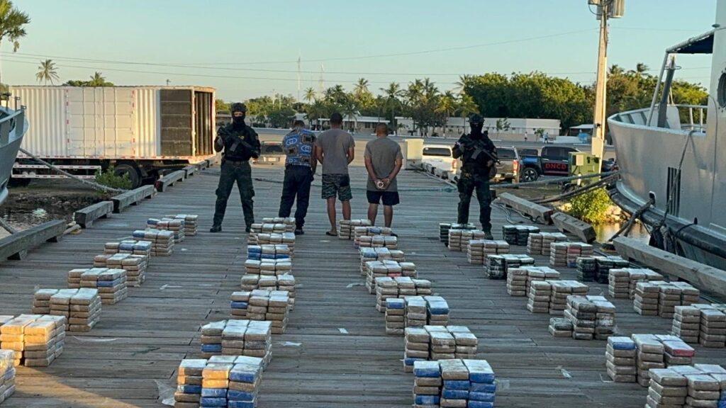 arrestan-a-dos-dominicanos-y-un-colombiano-con-1,497-paquetes-de-cocaina