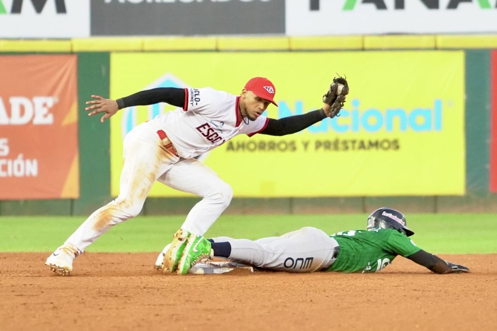 estrellas-vencen-al-escogido-con-remontada-en-el-noveno