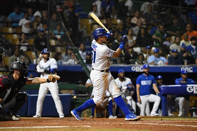 sencillo-de-adames-deja-en-el-terreno-a-gigantes.-licey-gano-tercero-corrido