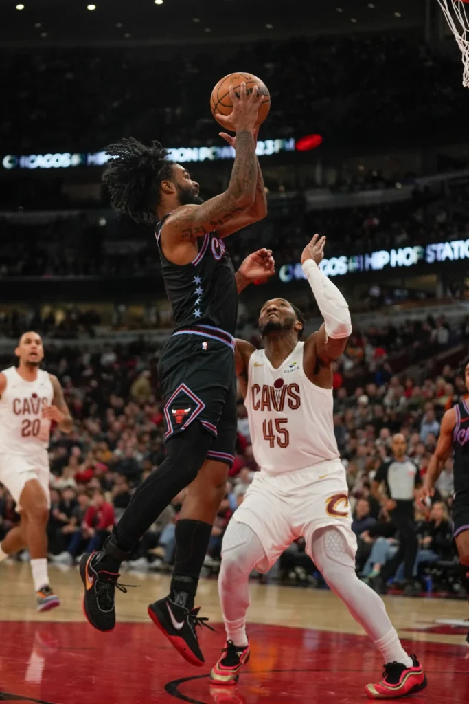 giddey-iguala-su-record-personal-con-5-triples-y-guia-a-los-bulls-sobre-los-cavaliers