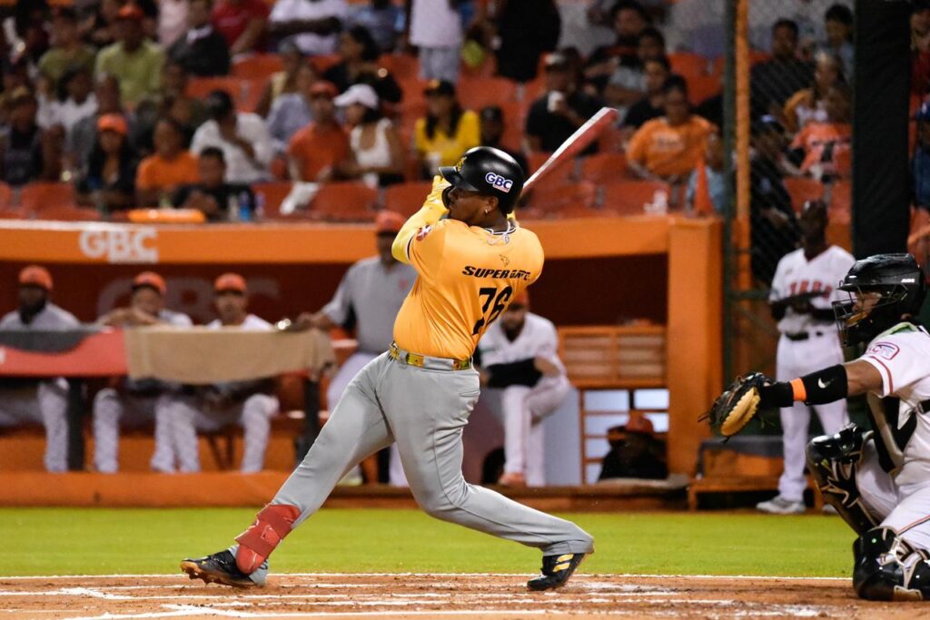 aguilas-cibaenas-anuncian-que-alberto-rodriguez-no-tiene-fracturas-en-el-rostro