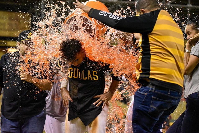 duran-pega-hit-de-oro-en-el-11:-aguilas-dejan-tendidos-a-gigantes-y-siguen-igualados-en-el-segundo-con-toros