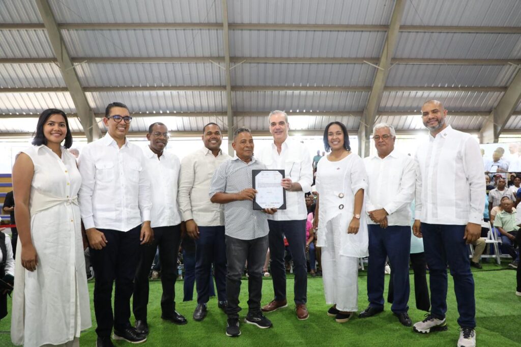 abinader-entrega-517-de-792-certificados-de-titulos-de-propiedad-a-familias-en-neiba