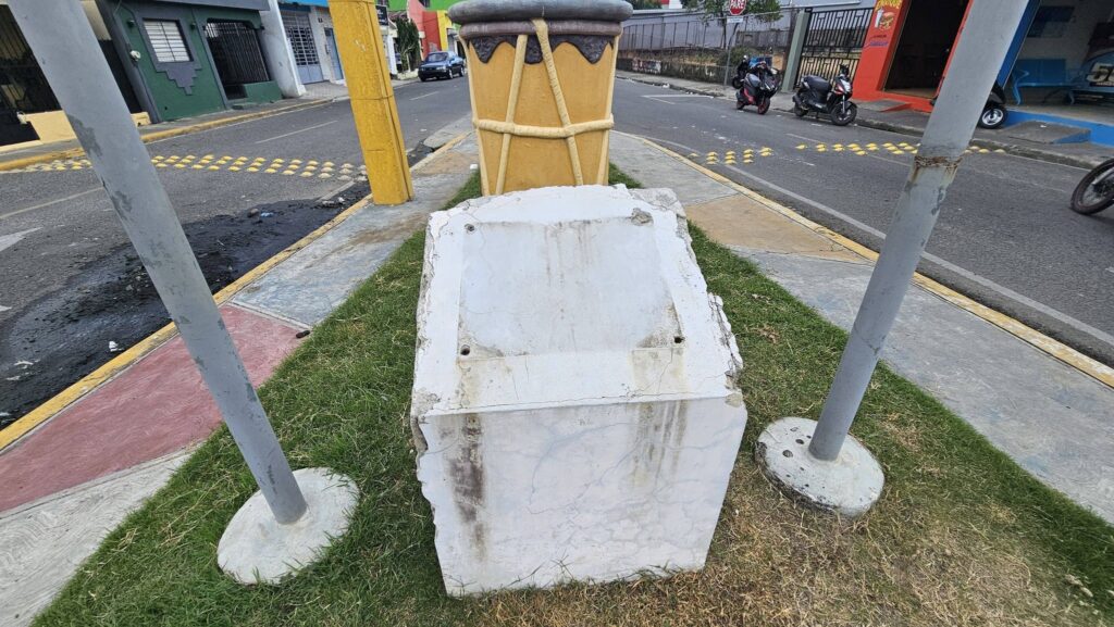 roban-tarja-identificativa-del-parque-luis-“terror”-dias-en-bonao