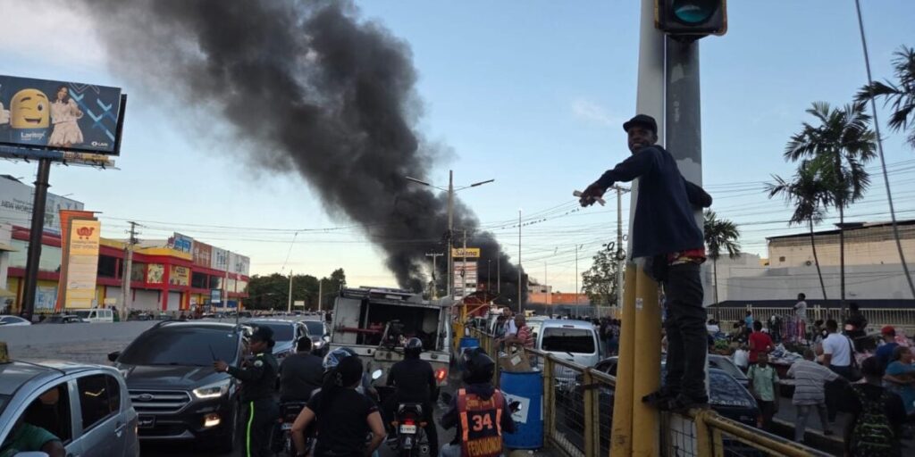 video:policias-participaron-en-saqueo-de-mercancia-tras-incendio-en-tienda-de-villa-mella,-asegura-motorista