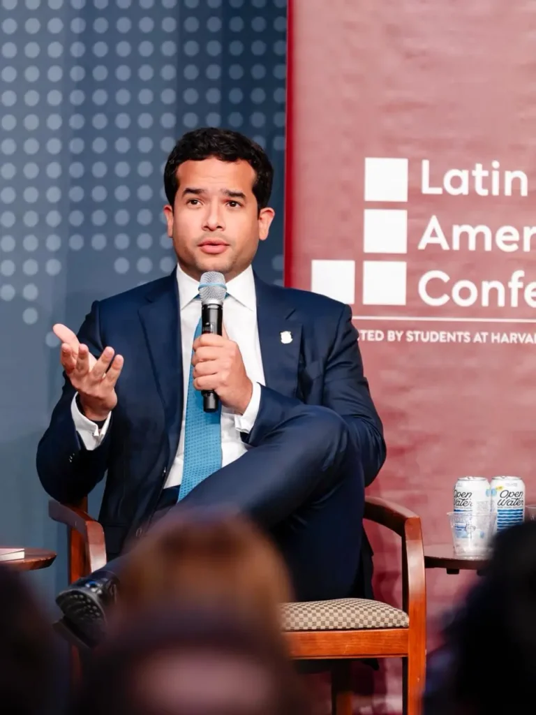 omar-fernandez-expone-sobre-productividad-para-la-economia-dominicana-en-harvard
