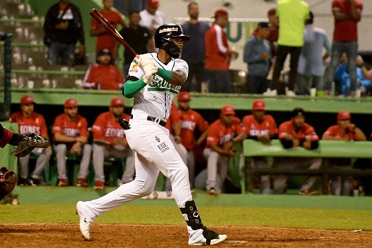 estrellas-renuevan-contrato-con-lewin-diaz
