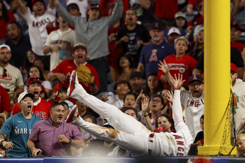 adell-de-los-angels-roba-3-hrs-en-victoria-1-0-sobre-mariners