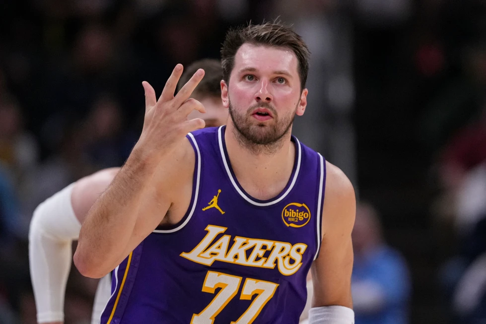 fuentes:-luka-volvera-a-unirse-a-los-lakers-el-viernes,-aunque-sigue-fuera-por-tiempo-indefinido