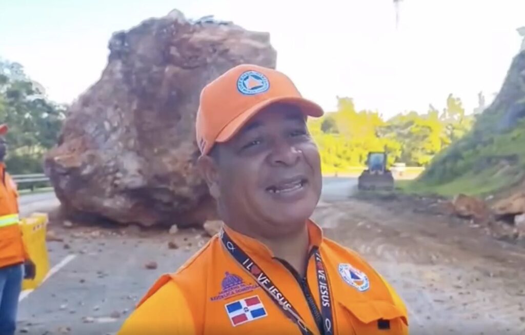 defensa-civil-monitorea-deslizamiento-de-tierra-en-autopista-del-nordeste
