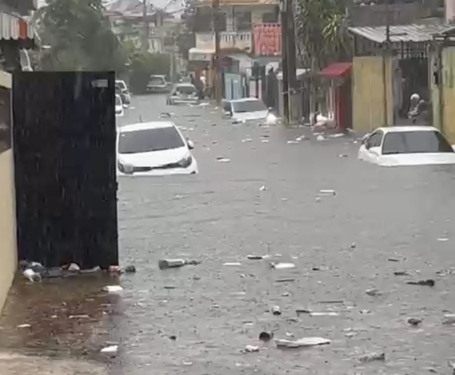 fuertes-lluvias-provocan-inundaciones-en-sectores-del-gran-santo-domingo