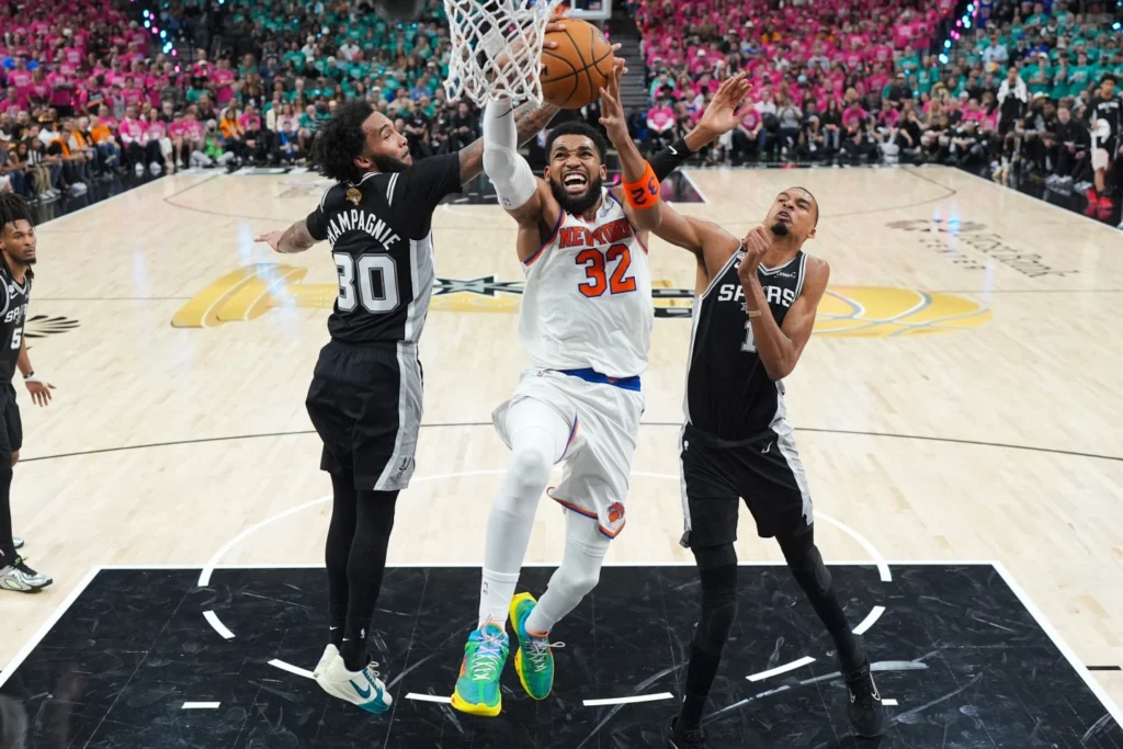 knicks-vencen-105-104-a-los-spurs,-toman-ventaja-2-0-en-las-finales-de-la-nba