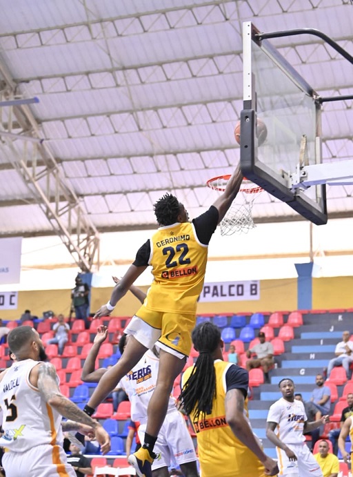 metros-reaccionan-en-moca-y-vencen-a-heroes-con-gran-cierre-colectivo