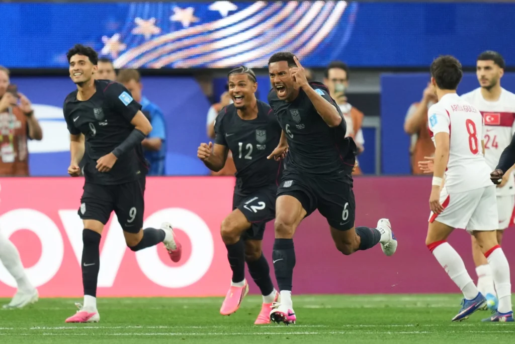 turquia-vence-3-2-a-estados-unidos-con-un-gol-agonico-de-ayhan