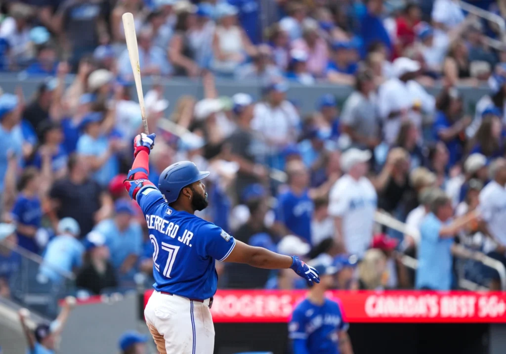 vladimir-guerrero-jr.-conecta-su-primer-jonron-de-la-temporada-en-el-rogers-centre,-hogar-de-toronto